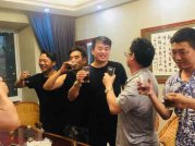 情侣夜晚浪漫餐厅共度甜蜜时光
